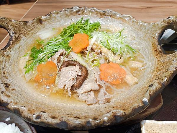 慢慢走到。藍屋。
