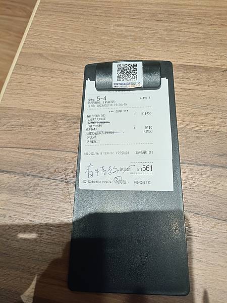 慢慢走到。藍屋。