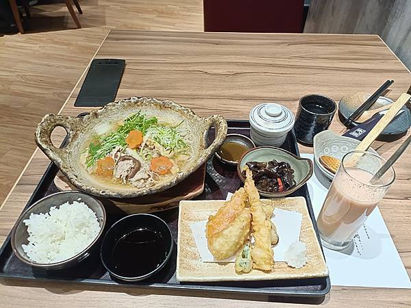 慢慢走到。藍屋。