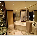 上海hyatt一應俱全的浴室.jpg