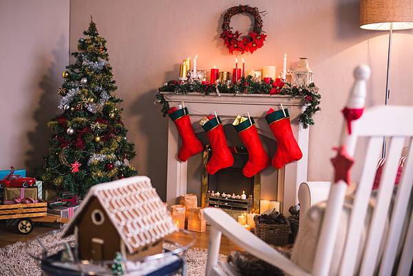 fireplace-decorated-with-christmas-motifs-red-socks