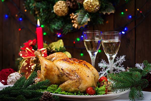 christmas-table-served-with-turkey-decorated-with-bright-tinsel-candles