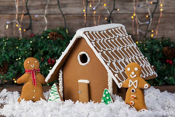 cookie-house-with-human-cookies