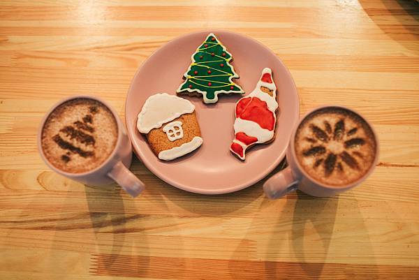 gingerbreads-with-christmas-design-lie-pink-plate-cups-with-coffee