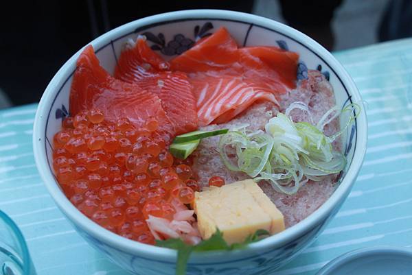 築地どんぶり市場まぐろホホ肉ステーキ丼