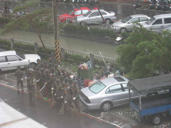 0810早上國軍弟兄協助恢復家園