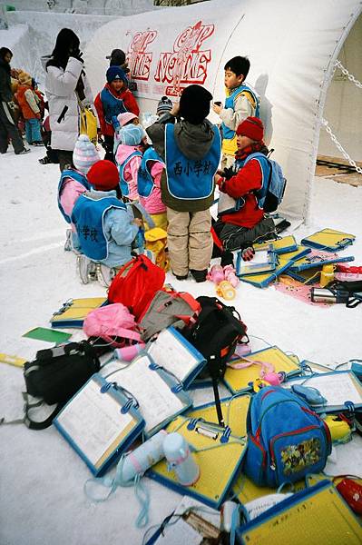 在札幌賞冰雕雪祭，剛好遇上小學生戶外教學