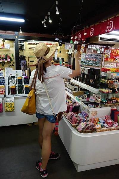 19進了紀念品店沒有半小時釋出不來的.jpg