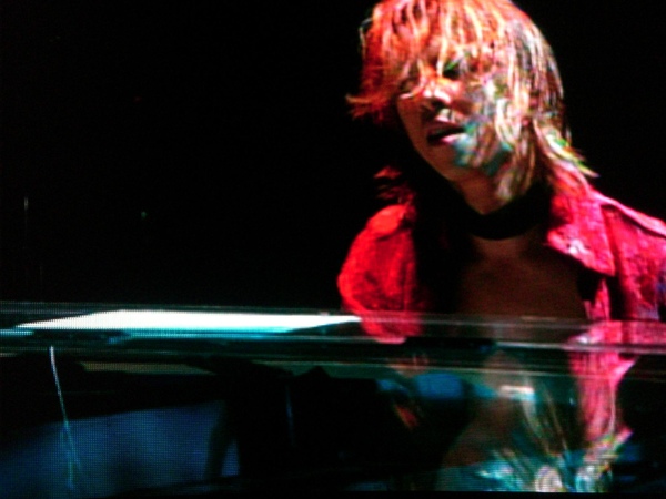 YOSHIKI彈琴.jpg