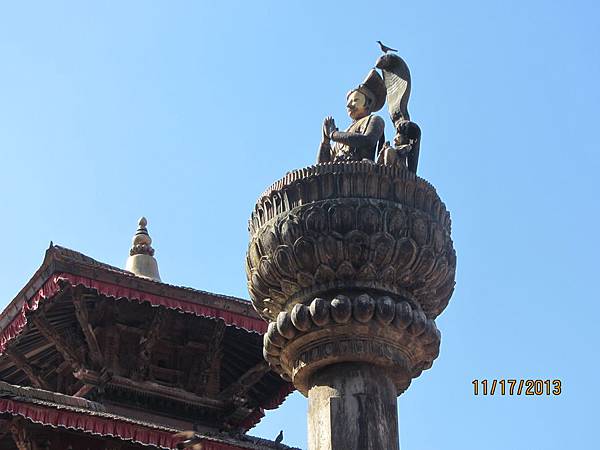 IMG_3338 King Siddhi Narsingh 雕像矗立在此有三百多年歷史.JPG