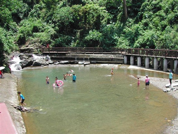 看見一個大泳池，很多人在裡面玩水！（第一次涼山之旅）