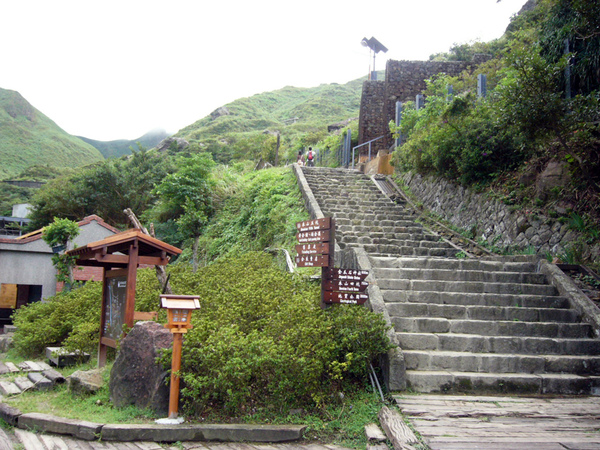 通往日本神社遺跡