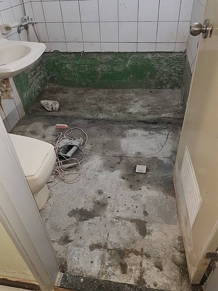 老舊浴缸拆除地磚整間更新