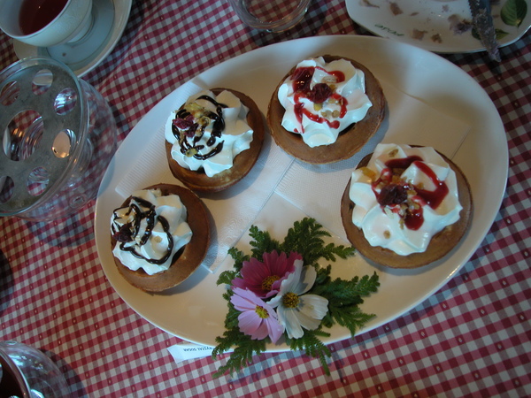 好吃到不行的鬆餅，口味是巧克力焦糖與冰山玫瑰