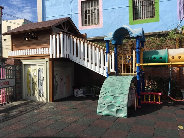 芮蒂幼兒園遊樂區木屋