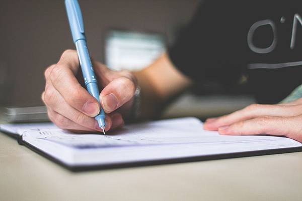 depth-of-field-desk-hands-210661.jpg depth-of-field-desk-hands-210661.jpg