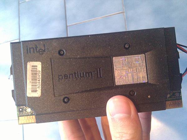 這顆是pentium 2還是celeron我也忘了...最早那一顆是80486DX2 66Mhz