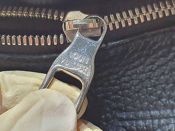 Louis Vuitton全新離櫃閒置品新款M46035 Discovery胸包/腰包「大全配」