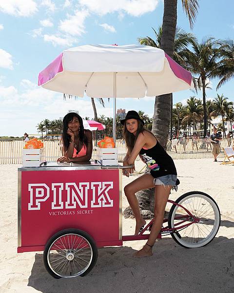 78372_ChanelIman_BehatiPrinsloo_AttendsVictoria_sSecretPinkNationBeachBashinMiamiBeachMarch16_2011_By_oTTo_7__122_217lo.jpg