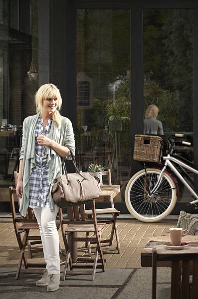 Basil Elements Lady with shoulder bag and basket on bike