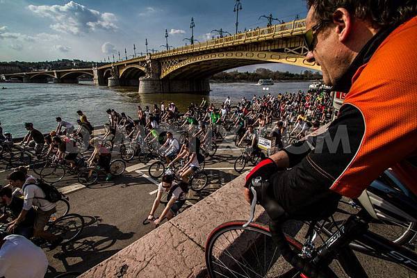 1366533933-critical-mass-bike-events-for-2013-come-to-an-end-in-hungary_1978440.jpg