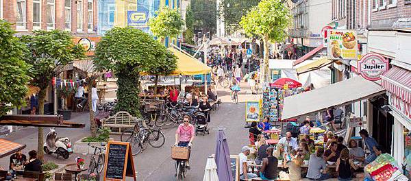 3052699-slide-s-4c-eerste-van-der-helststraat-these-amazing-photos-show-that-amsterdam-wasnt-always-bike-friendly-12-750x330.jpg