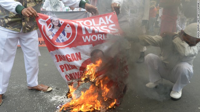 130926231411-indonesia-miss-world-protest-2-horizontal-gallery