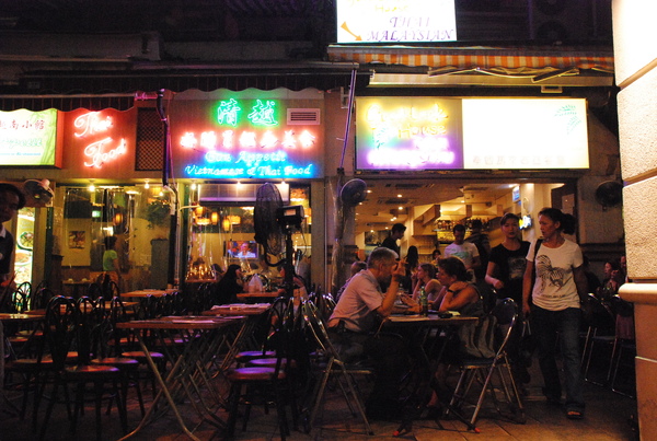 樓下很多人在用餐 有夜市的感覺