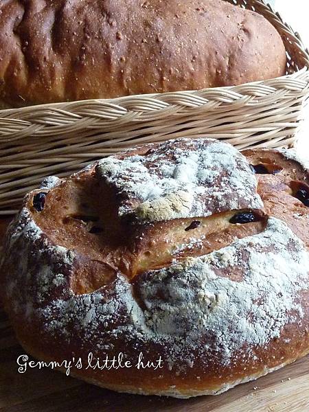 round raisin bread.jpg