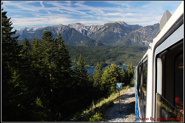 19 尺軌火車下山窗景.jpg