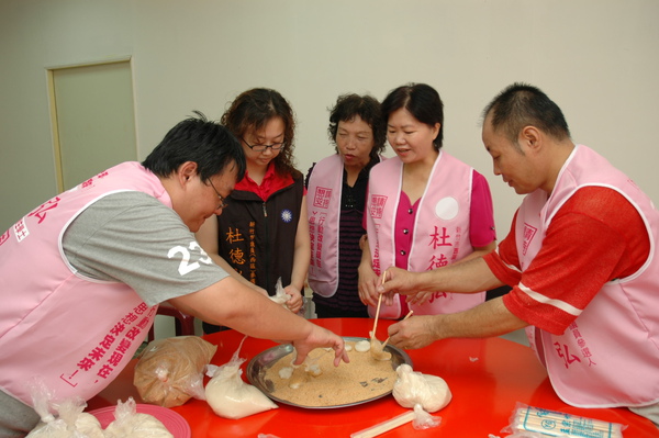 大家七手八腳搓麻糬