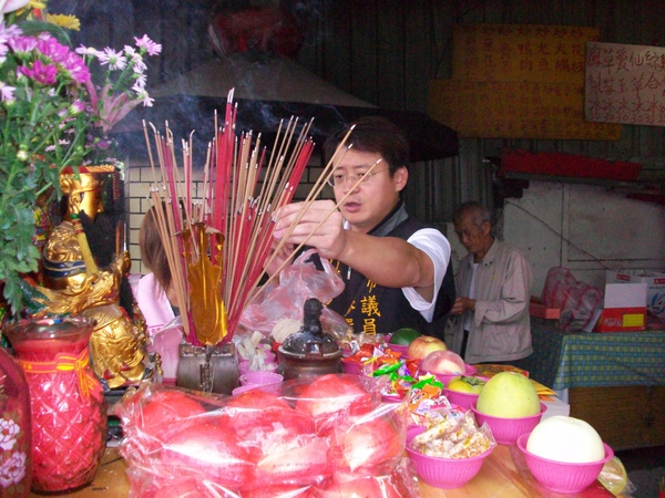 香煙裊繞，神威顯赫佑故土