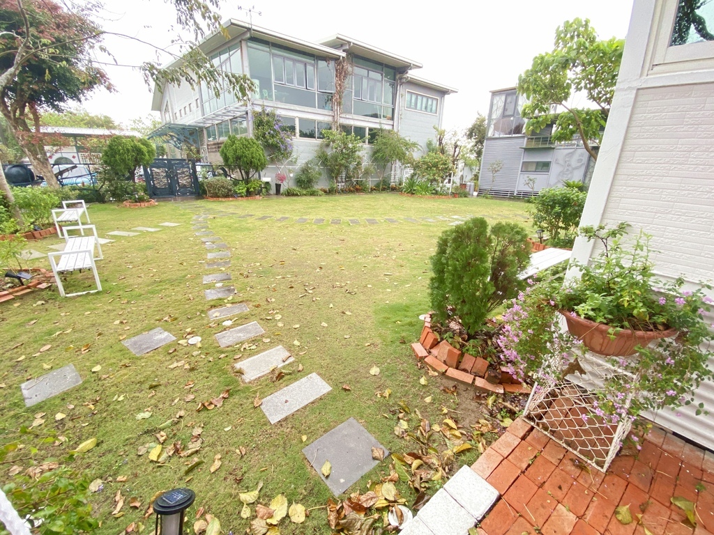 [心得] 台南 葉樹leaf house 寵物友善民宿有草皮
