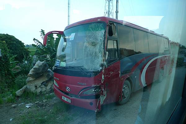 回河內的路上遇到車禍2