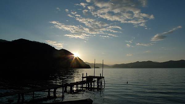 瀘沽湖太陽出來啦