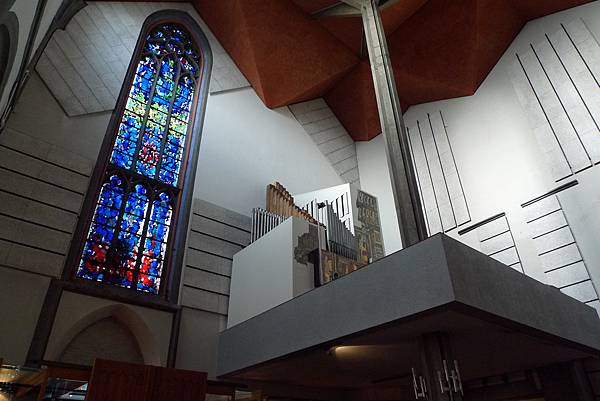 Pfarrkirche St. Foillan裡面現代化的內裝