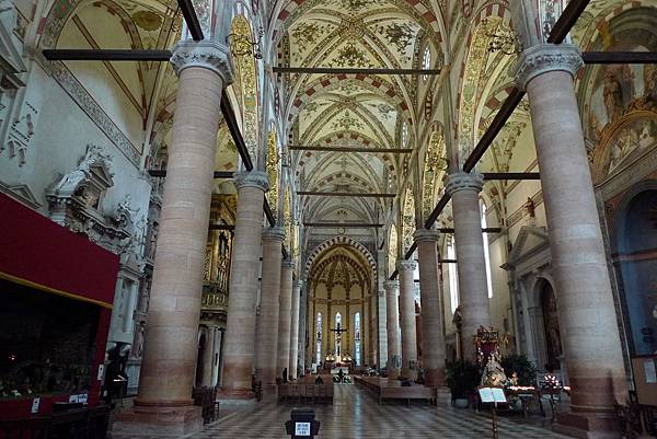 Basilica di Santa Anastasia內