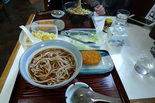 午餐蕎麥麵配肉餅