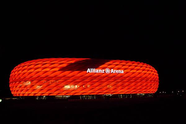 紅色的Allianz Arena