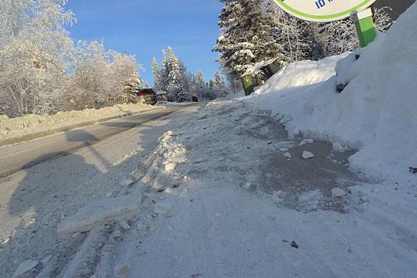 人行道清掉好厚的積雪