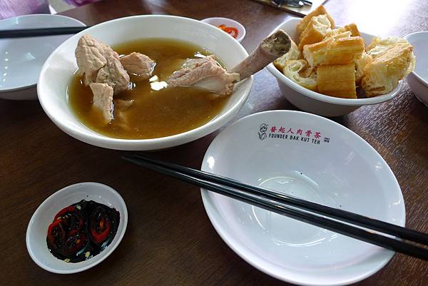 新加坡午餐肉骨茶