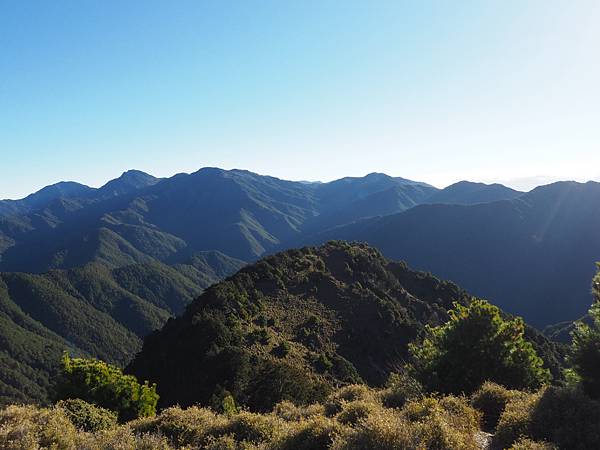 鳩竟還有幾個山頭才會到鹿山