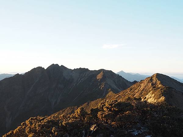 從圓峰山屋走南稜線前往玉山主峰的路