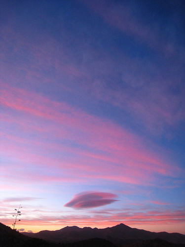 好像飛碟的雲