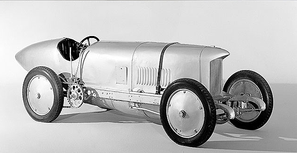 Mercedes-Benz   兩位傳奇汽車教父的結合,創造