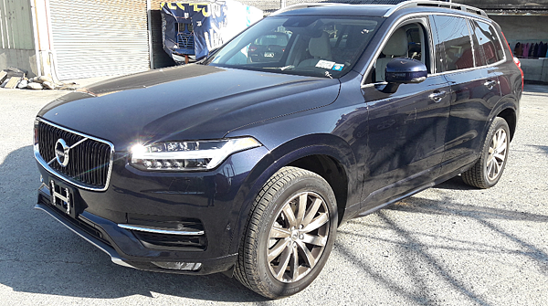 於2015年10月正式於國內發表上市的Volvo新一代XC90車系，初期導入兩款動力及三種車型編成，全數採7人座設定。 而在2016年臺北車展上，國際volvo富豪汽車則首度發表了XC90 T6 R-Design車款，367萬元的新車售價則較T6 Inscription車型少了5萬元。 GE台北車庫這次引進的是Volvo XC90 T6 inscription版本