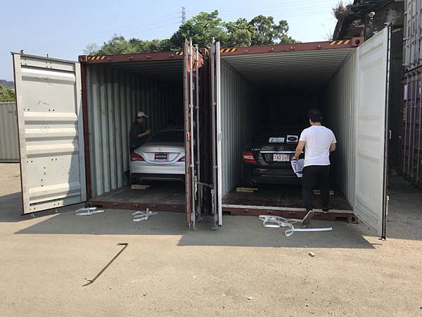 從美國運車回台灣流程代辦進口車回台灣流程及費用計算,常常有客戶詢問自用運車回台灣相關疑問,但是加拿大美國留學生運車回台灣關稅計算及驗車費用評估需要詳細車款年份配備才好估算進口車關稅及車測費用,例如圖中這兩台賓士進口汽車,一台黑色賓士C250從美國洛杉磯運車回台灣,另一台銀色賓士CLA250從舊金山運車回台灣,從美國這兩個地方運到台灣的運費差100元美金,但是因為兩台車的價格差了5000美金,台灣汽車關稅就差了約10萬台幣,另外賓士C250非常容易遇到車測油耗及汙染不過的問題,進口風險也比較大一些,賓士C250比起賓士CLA250需要額外支付調整改善費用才能通過台灣規定,所以兩台車運回台灣的車測費用也不一樣,其中一台賓士汽車CLA250是留學生運車回台灣,因為能夠符合留學生條款規定申報較低車身殘值,關稅可以減少一些,這裡面訣竅關鍵地方非常多,這也是許多外匯車商從事外匯車買賣行業沒有搞清楚的地方,更多運車回台灣問題請利用LINE連絡GE台北車庫 從美國運車回台灣流程代辦進口車回台灣流程及費用計算,常常有客戶詢問自用運車回台灣相關疑問,但是加拿大美國留學生運車回台灣關稅計算及驗車費用評估需要詳細車款年份配備才好估算進口車關稅及車測費用,例如圖中這兩台賓士進口汽車,一台黑色賓士C250從美國洛杉磯運車回台灣,另一台銀色賓士CLA250從舊金山運車回台灣,從美國這兩個地方運到台灣的運費差100元美金,但是因為兩台車的價格差了5000美金,台灣汽車關稅就差了約10萬台幣,另外賓士C250非常容易遇到車測油耗及汙染不過的問題,進口風險也比較大一些,賓士C250比起賓士CLA250需要額外支付調整改善費用才能通過台灣規定,所以兩台車運回台灣的車測費用也不一樣,其中一台賓士汽車CLA250是留學生運車回台灣,因為能夠符合留學生條款規定申報較低車身殘值,關稅可以減少一些,這裡面訣竅關鍵地方非常多,這也是許多外匯車商從事外匯車買賣行業沒有搞清楚的地方,更多運車回台灣問題請利用LINE連絡GE台北車庫