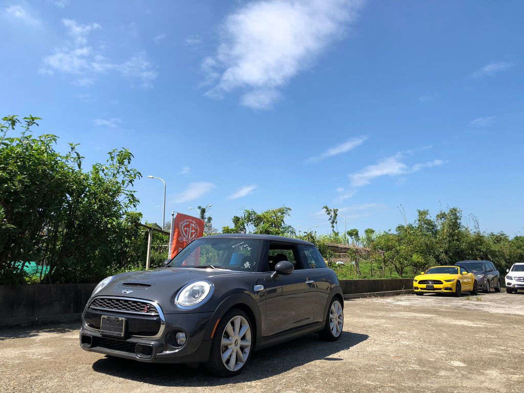 15年mini Cooper S雙門時尚經典的象徵 美規外匯車性能與價格介紹 Ge台北車庫外匯車商 騏驛國際股份有限公司專營美規外匯車 買賣代購 想找評價優良進口車貿易商推薦來ge台北車庫比較價格及服務品質