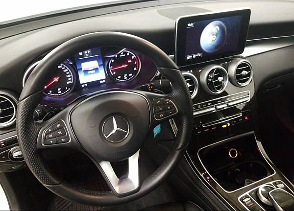 2016 GLC300 4Matic 外白內黑 (2).jpg