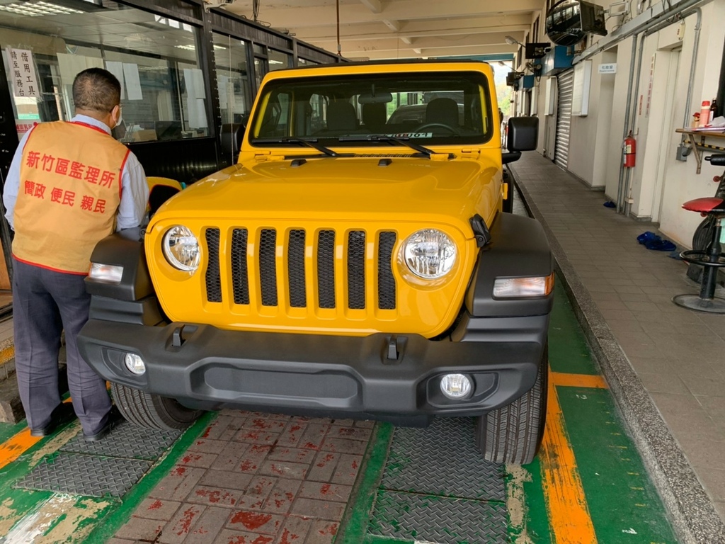 顏色鮮豔的 黃色jeep wrangler sport，再2020年底時，與車友戴先生相見歡 經過三個月時間，從美國安排出口準備、船運裝櫃，到港報關，完成台灣進口車輛所以符合的各項法規測試